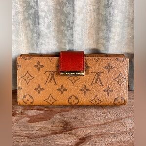 Women’s multi pocket wallet